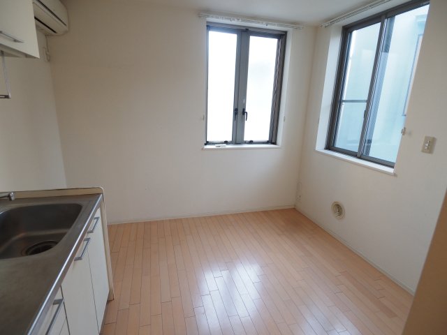 居室・リビング　2面採光で明るいダイニングキッチン