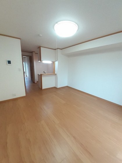 居室・リビング　別号室写真です