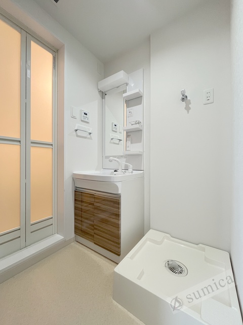 洗面設備　洗面台独立、洗髪洗面化粧台で朝の身支度もはかどります。