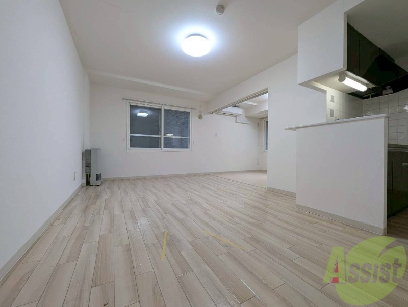 居室・リビング　エアコン付きで快適なリビングになっております！