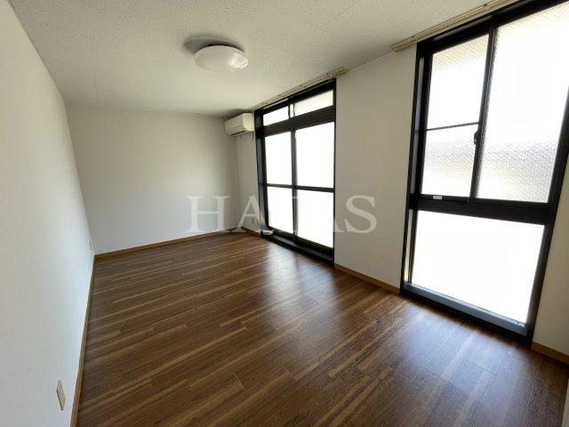 居室・リビング　同物件別部屋