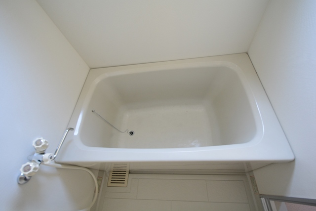 バス・シャワールーム　シンプルなユニットバス☆窓付きで換気も楽々！