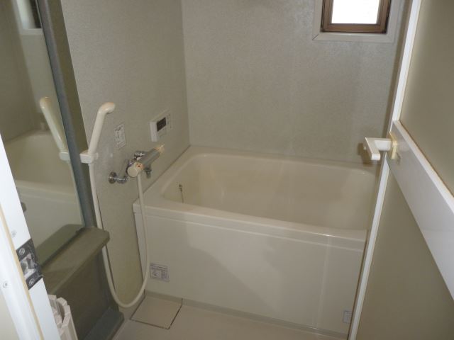 バス・シャワールーム　追い焚き機能完備のバスルームです