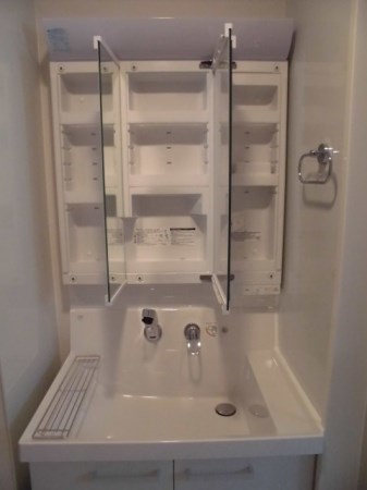 洗面設備　シャワー付き洗面台です。