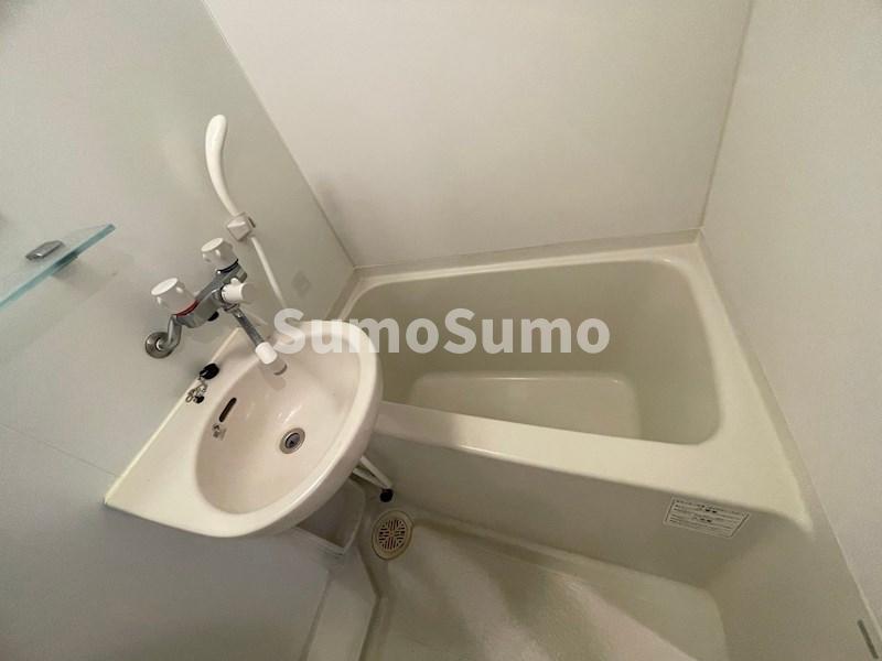 バス・シャワールーム　落ち着いた空間のお風呂です