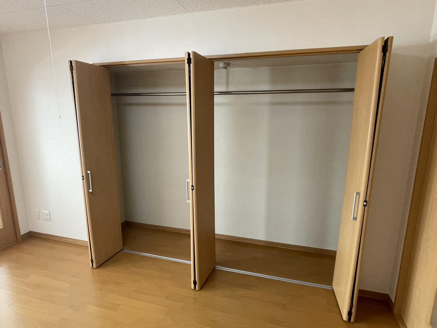 収納　豊富な収納スペース。コートも掛けられるポール付き