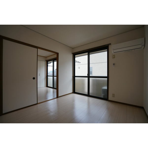 居室・リビング　同じ建物の別のお部屋