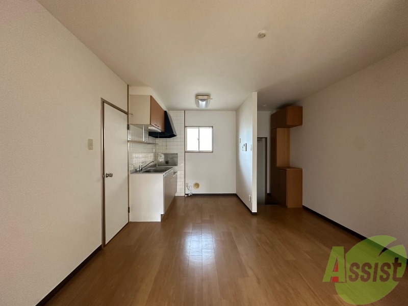 居室・リビング　広くきれいなリビングは明るい光も良く差します。