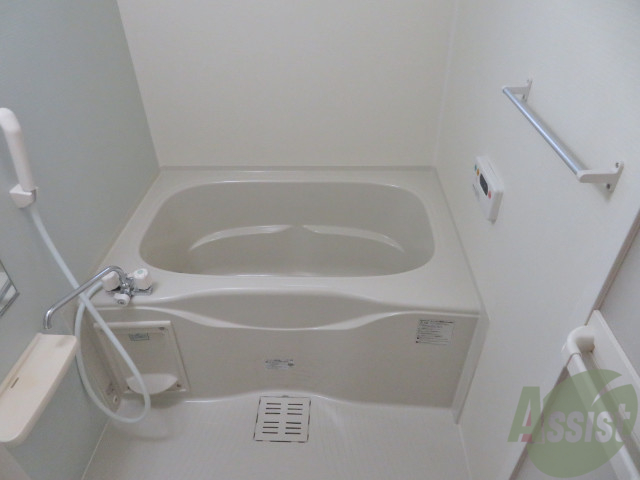 バス・シャワールーム　バスルームは狭すぎず、シャワーも浴びやすそうです。
