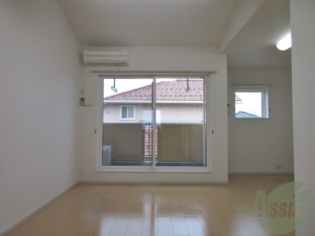 居室・リビング　１０．９帖の洋室です。広々として、きれいですね。