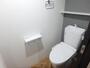 トイレ　小物などが置けるトイレットペーパーホルダー付きです