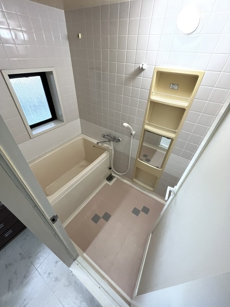 バス・シャワールーム　窓のあるキレイなバスルーム