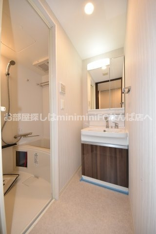 洗面設備　明るい洗面所です