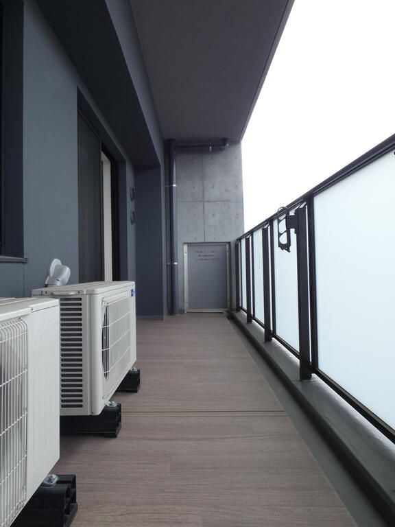 バルコニー　暖かな日差しのふりそそぐバルコニー