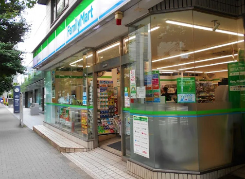 コンビニ　ファミリーマート 一番町店（コンビニ）まで555m