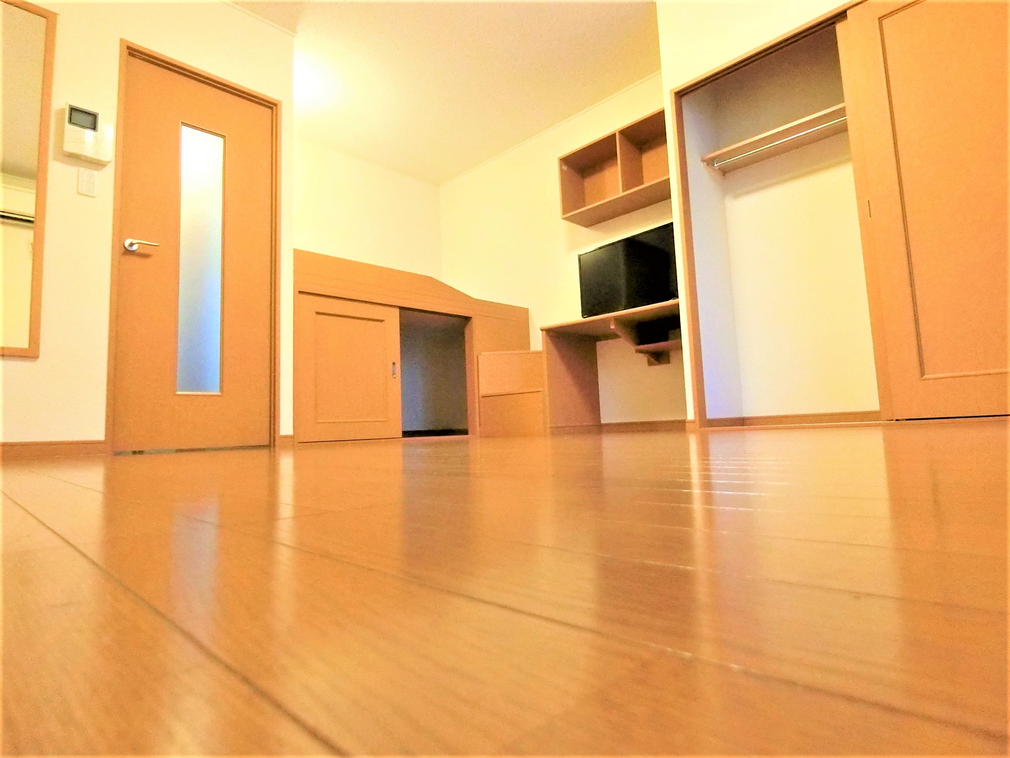 居室・リビング　ベッドスペース・クローゼット・テレビ・全身鏡を完備です☆