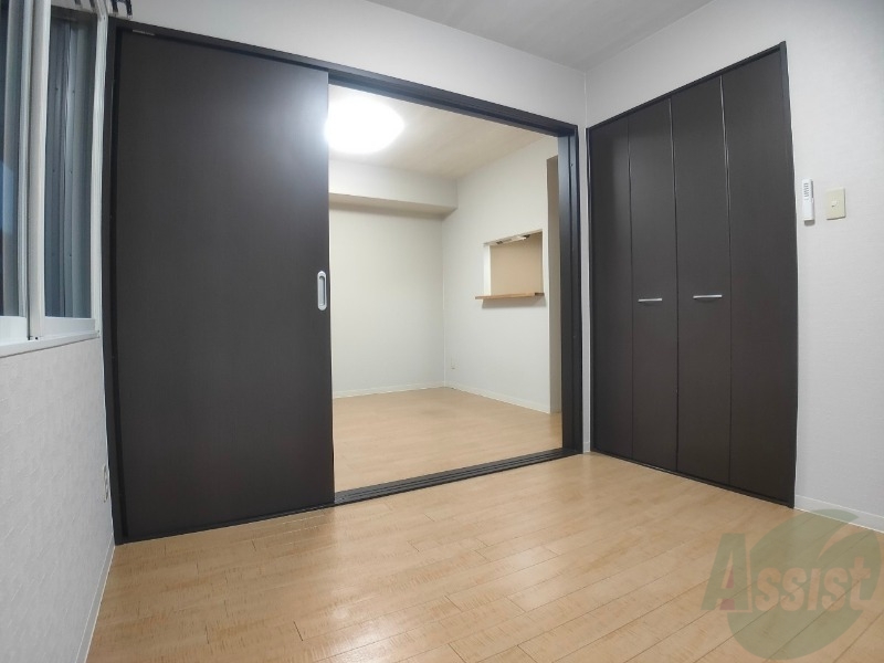 その他部屋・スペース　戸を閉めるとリビングと区切られた寝室にすることができますよ。