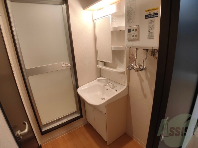 洗面設備　独立洗面台です。大きくてよいですね。シャンプーもできます。