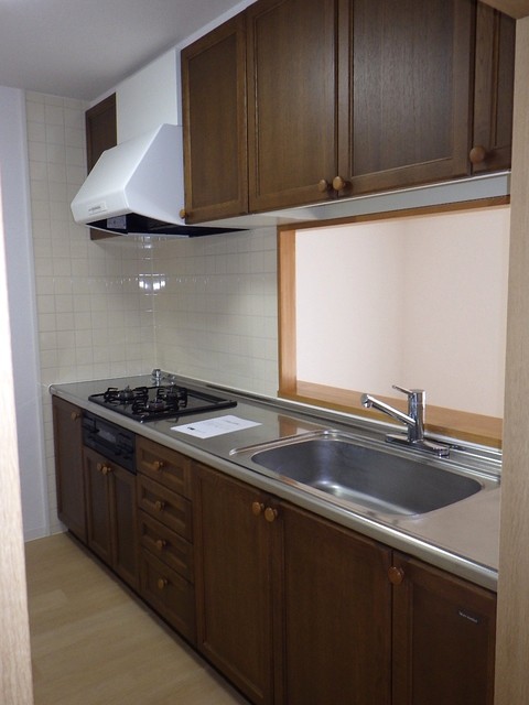 キッチン　木目調で温かみが感じられるキッチン