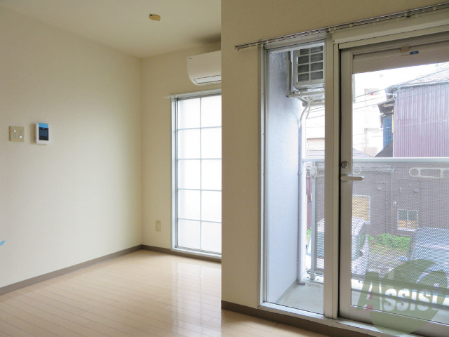 その他部屋・スペース　別の角度から洋室を撮影しました。日射しがあり明るい印象。