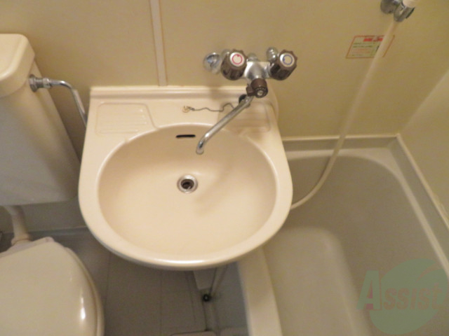 洗面設備　洗面台。朝の身支度はここでばっちり決めましょう。