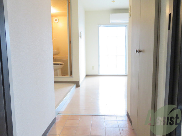 玄関　廊下の様子です。幅も狭くなく、利用しやすいですよ。