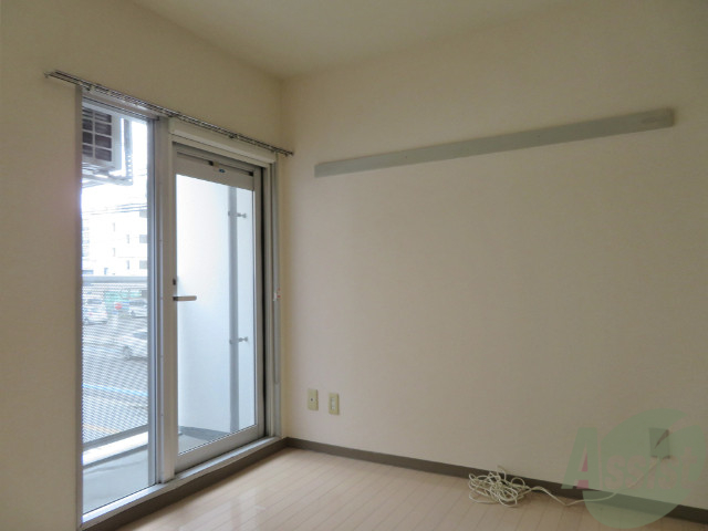 居室・リビング　６帖の洋室です。広々として、きれいですね。