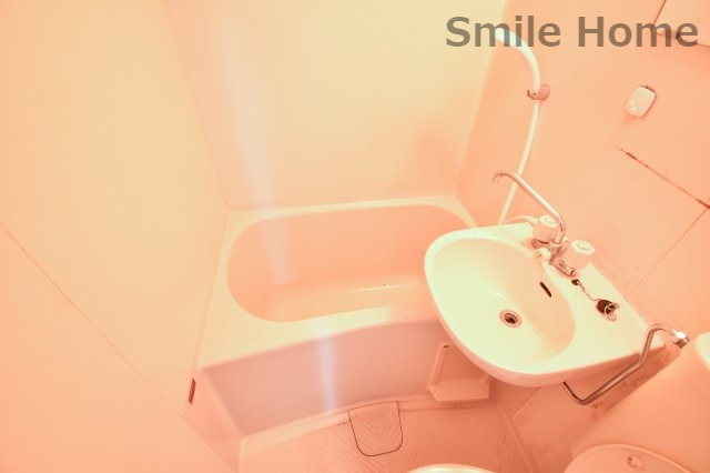 バス・シャワールーム　ちょうどいいサイズのお風呂です。お掃除も楽にできますよ。