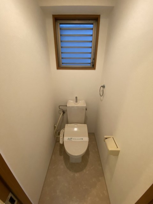 トイレ　窓付きで換気に便利♪