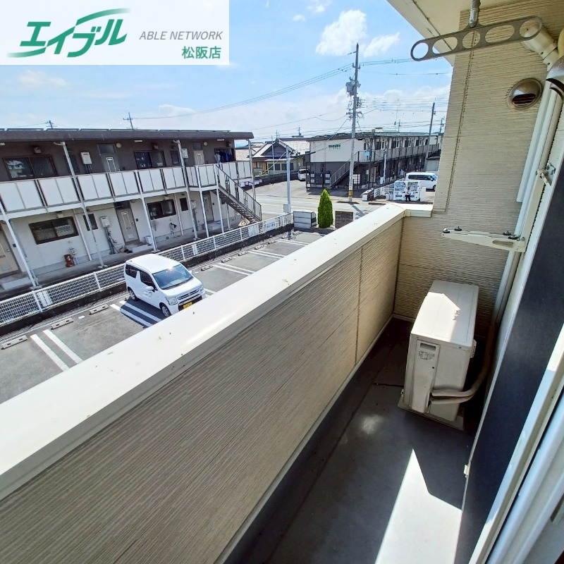 バルコニー　同型反転部屋写真です。