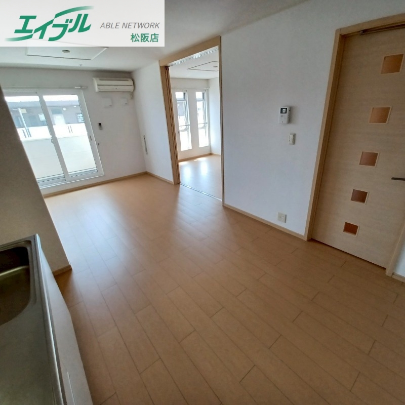 居室・リビング　同型反転部屋写真です。