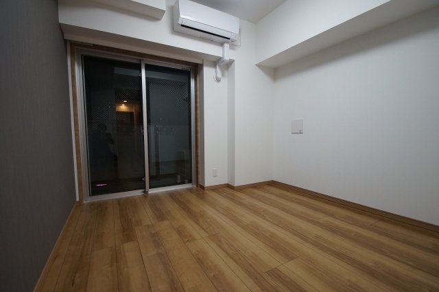 居室・リビング　落ち着いた色合いのフローリングの居室です