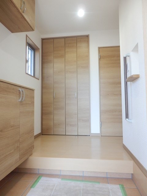 玄関　※別号棟のお写真です。現状と異なります。