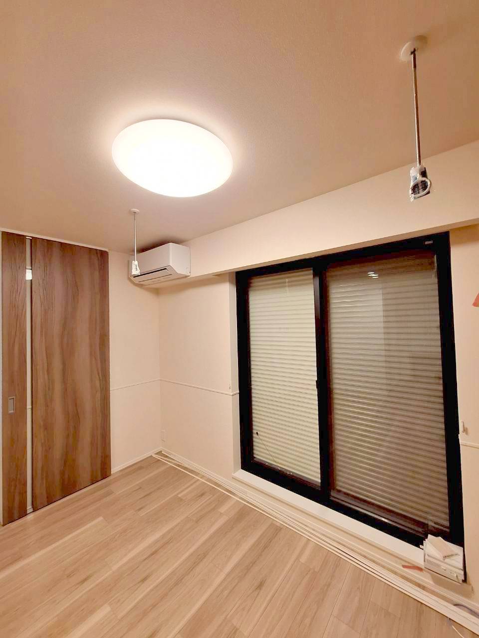 セキュリティ　防犯シャッターと便利な室内物干しフック