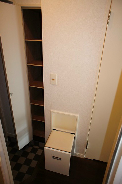 玄関　靴を履く用の椅子が出てきます