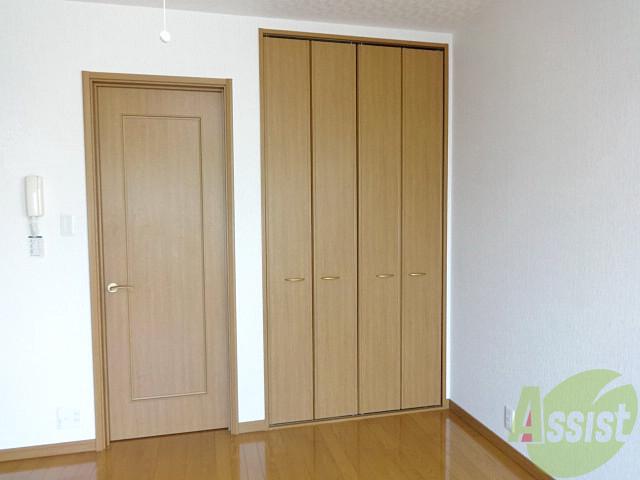 収納　クローゼットの中はハンガーパイプ付。その上に棚もあります