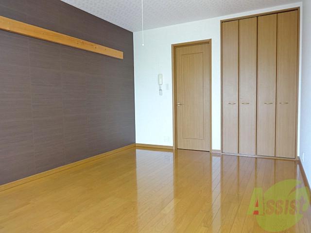 居室・リビング　壁１面にデザインクロスを使用。お洒落な空間