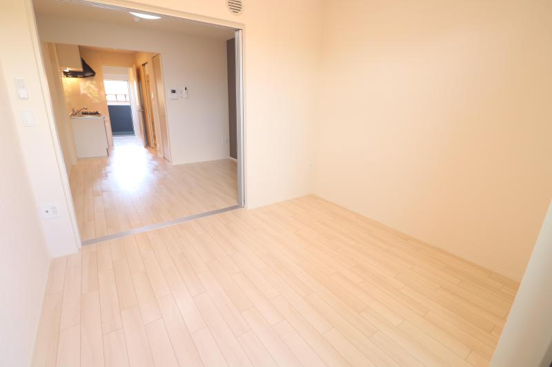 居室・リビング　２　4.7帖の洋室と8帖のリビング