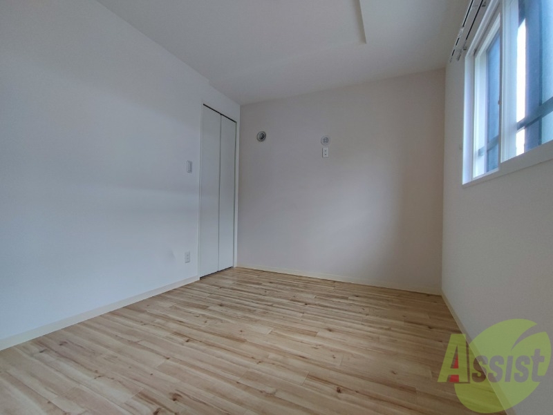 その他部屋・スペース　寝室はこちらです。光が差し込む、温かみのあるお部屋です。