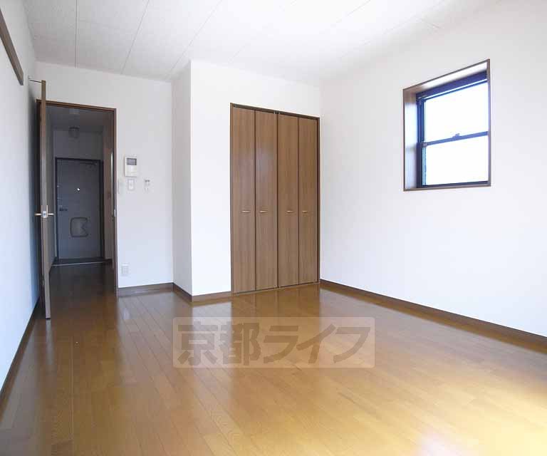 居室・リビング　８帖を超える広々した洋室です。