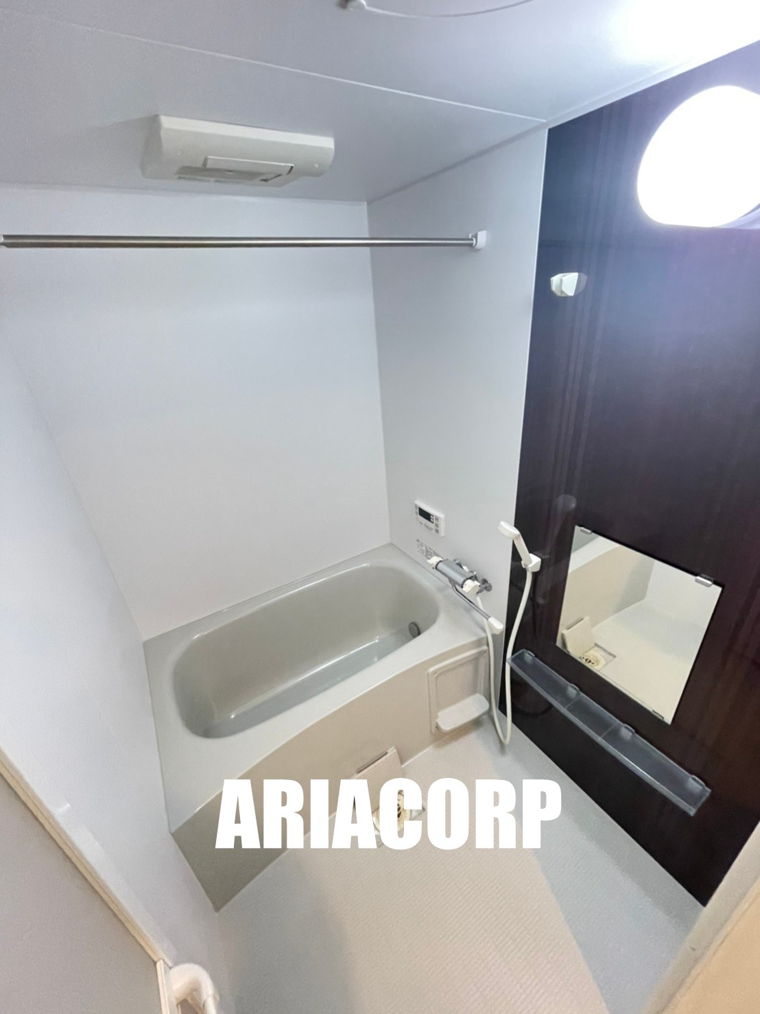 バス・シャワールーム　追炊き浴室乾燥機付。カラーパネル採用でお洒落なバスルームです