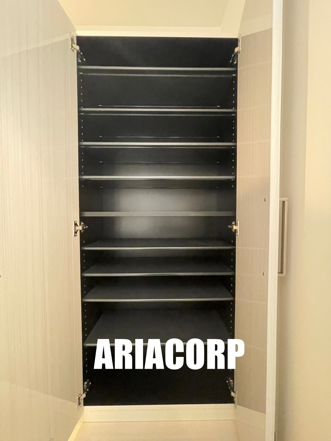 玄関　縦長の大型シューズBOX搭載です！背面に嬉しい全身姿見付き♪