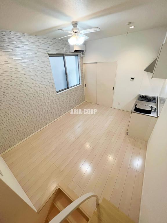 居室・リビング　広々9帖！シーリングファンライト付き！明るい空間です。