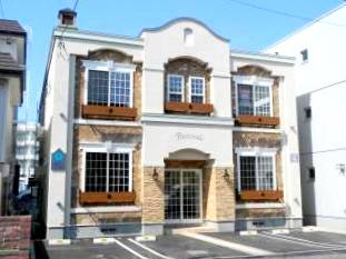 建物外観　駐車場１台無料の広々２ＬＤＫタイプのお部屋です♪