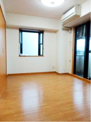 その他部屋・スペース　落ち着いた色調の寝室です