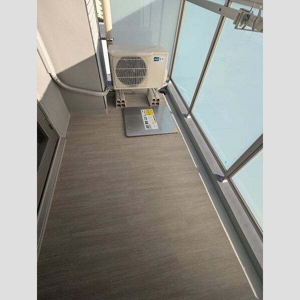 バルコニー　暖かな日差しのふりそそぐバルコニー