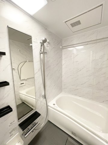 バス・シャワールーム　嬉しい追い焚き・浴室乾燥機付きです♪