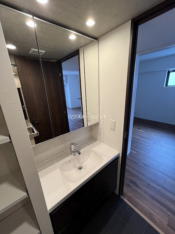 洗面設備　独立洗面台で朝の準備も楽々できますね。※参考写真は別号室です