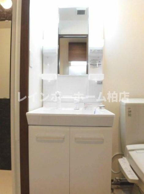 洗面設備　ゆったりとスペースのある洗面所