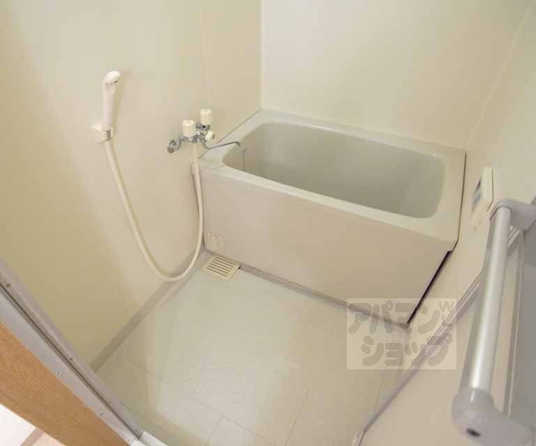 バス・シャワールーム　バスルーム。